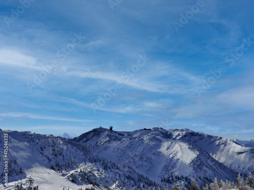 Eine wunderschöne österreichische Winterlandschaft bei herrlichem Wetter und strahlender Sonne.