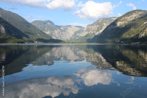 Fototapeta Naklejka Na Ścianę i Meble -  Hallstatt See mit Spiegelung der Berge