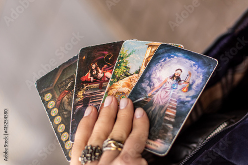 Quadro su tela Tarot cards in the hands of a fortuneteller