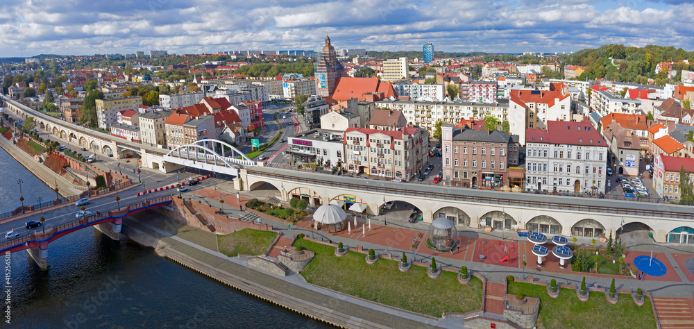Panoramiczny widok z lotu ptaka na Bulwar i katedrę w centrum miasta Gorzów Wielkopolski	 - obrazy, fototapety, plakaty 