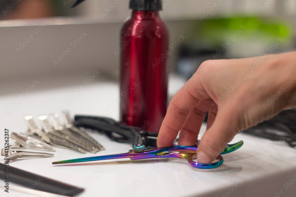 Obraz premium barber's hand takes scissors