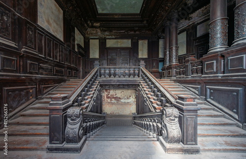 Drewniane schody w opuszczonym pałacu...