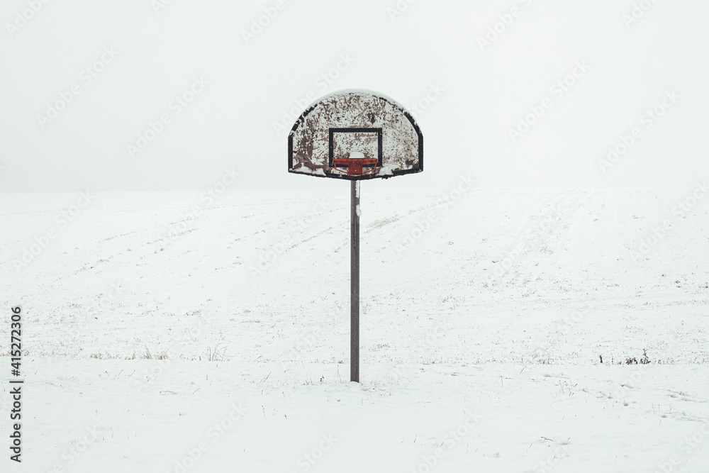 basketball basket in snow - obrazy, fototapety, plakaty 