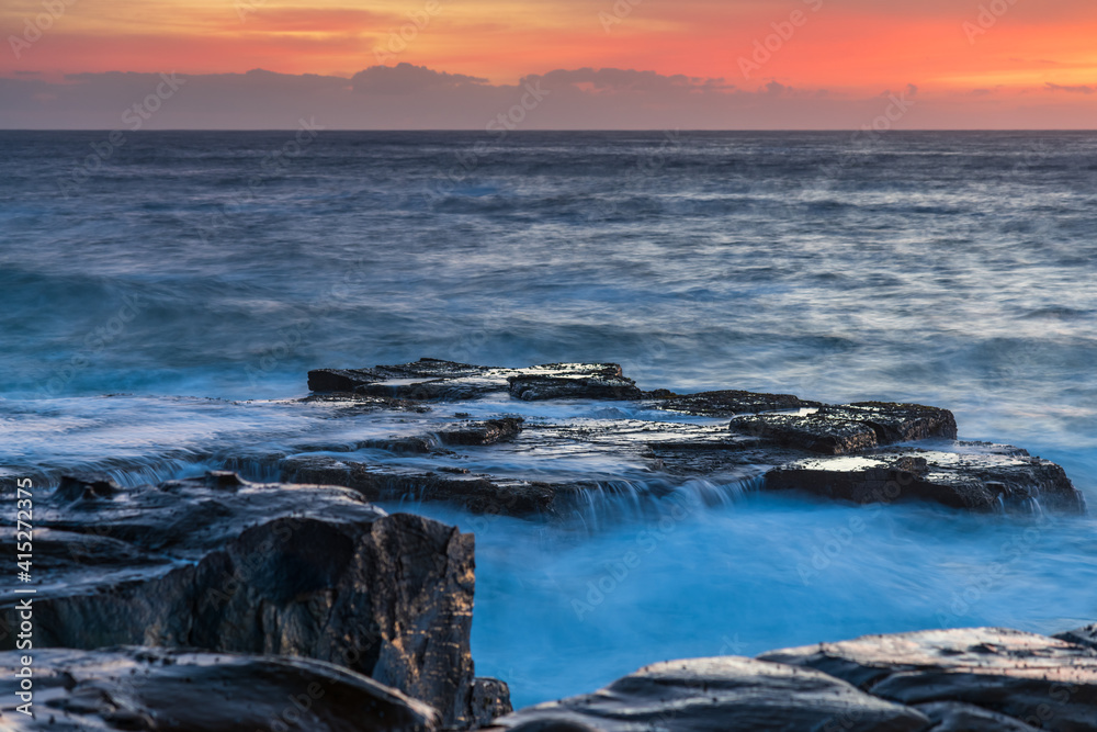 Obraz premium High Cloud Sunrise Seascape from Rock Platform