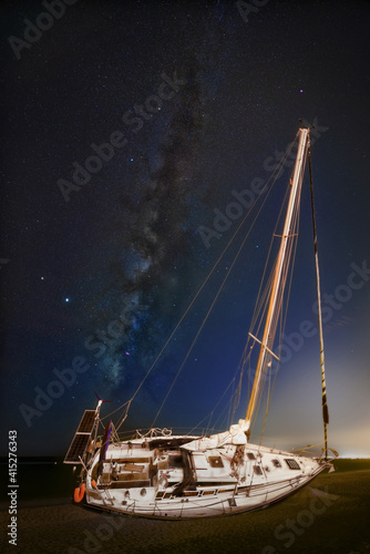 Barco y Vía Láctea