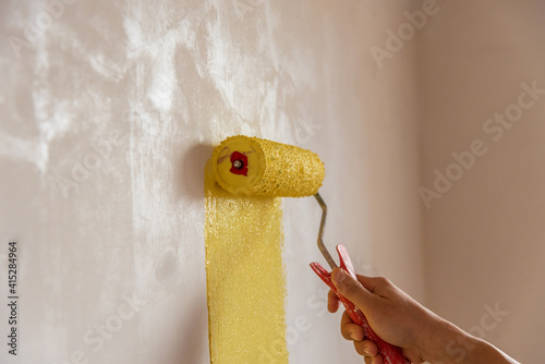 Billede på lærred Workman painting the wall in yellow.