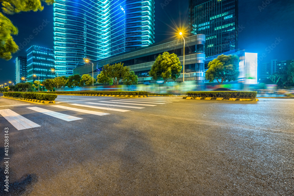 Obraz premium Empty asphalt road through modern city in Shanghai, China