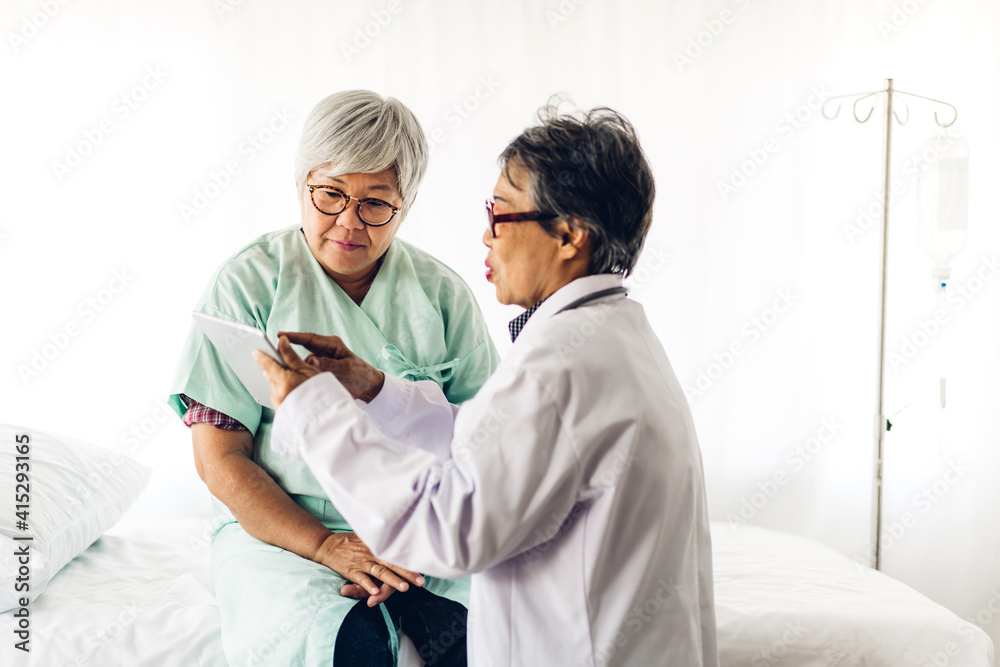Obraz premium Senior woman doctor wearing uniform with stethoscope service help support discussing and consulting talk to sick woman patient about checkup result information with tablet computer in hospital