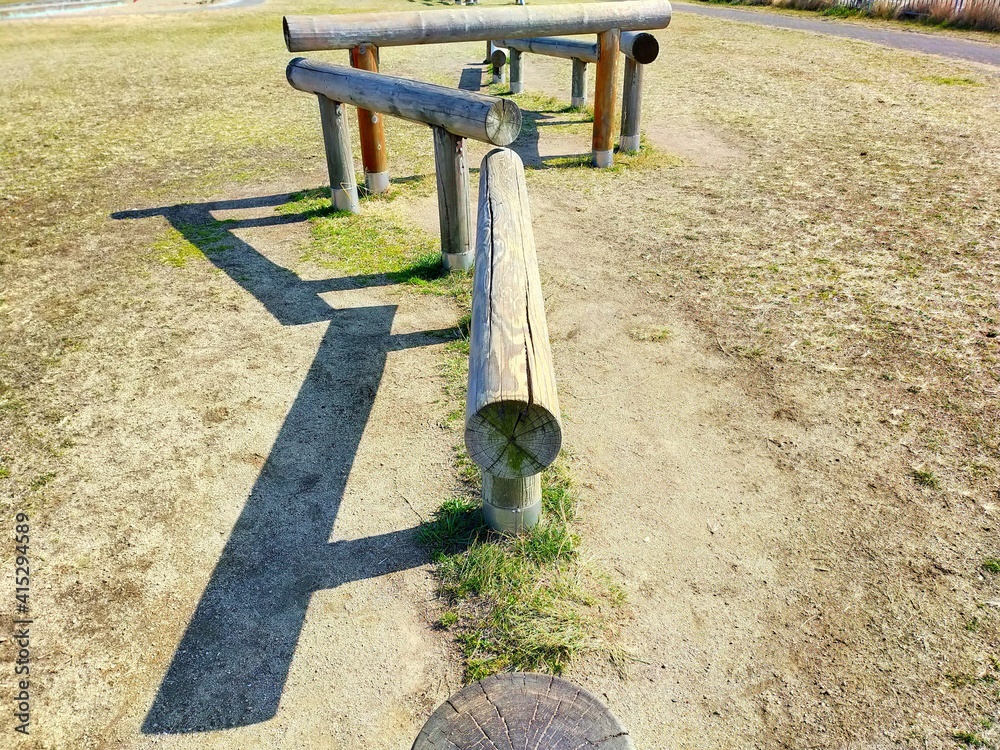 公園に設置された子ども用木製アスレチックの風景