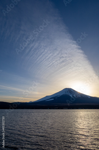 富士山 冬の夕景 印象的な雲 twilight view of mount Fuji with magnificent cloud