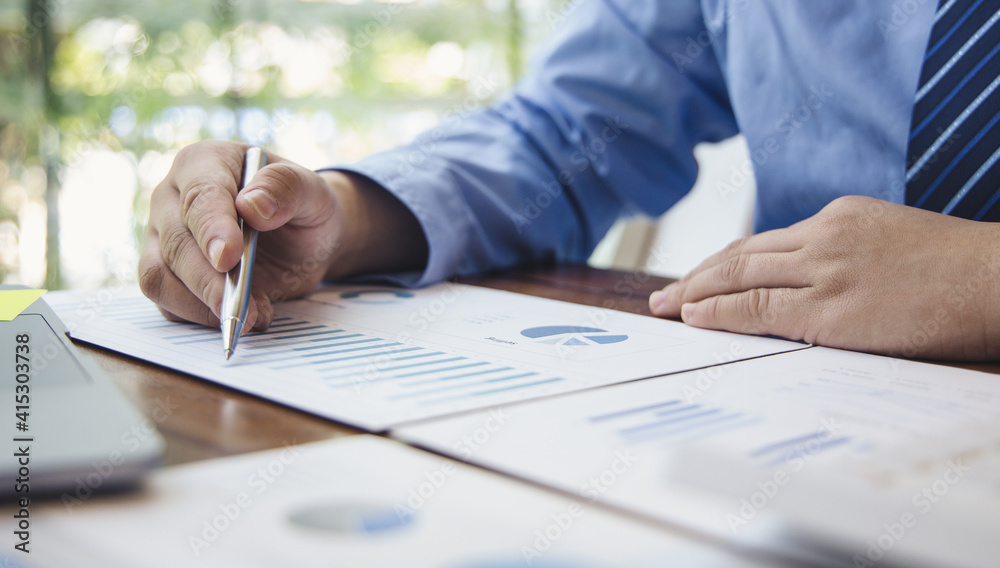 © Puwasit Inyavileart - Financial businessmen analyze the graph of the company's performance to create profits and growth, Market research reports and income statistics, Financial and Accounting concept. © Puwasit Inyavileart - Financial businessmen analyze the graph of the company's performance to create profits and growth, Market research reports and income statistics, Financial and Accounting concept.