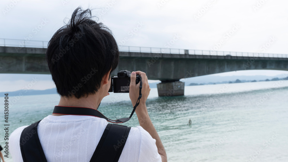 Obraz premium person looking through binoculars