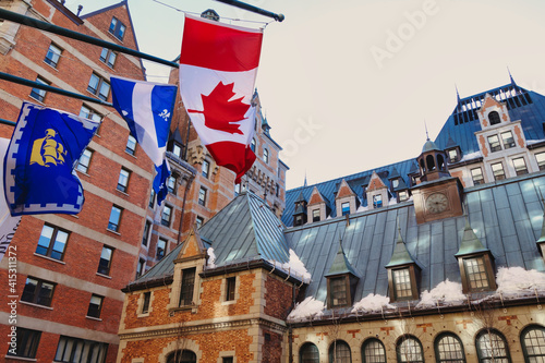 Drapeaux Canadien et Québécois dans la ville de Quebec photo