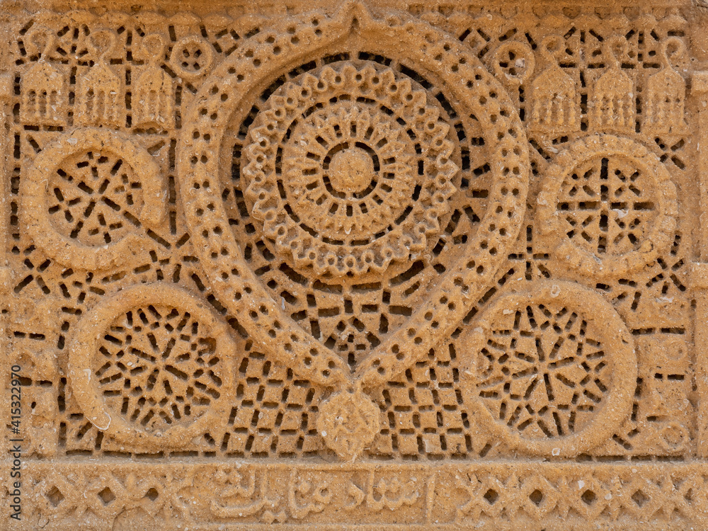 Obraz premium Detail of beautiful jewellery carving on sandstone cenotaph of a female grave at Chaukhandi necropolis cemetery near Karachi, Sindh, Pakistan