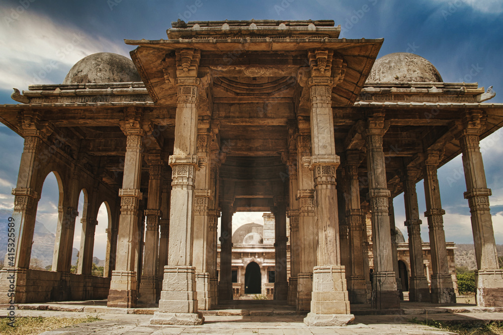 Fototapeta premium Entry through the hallway