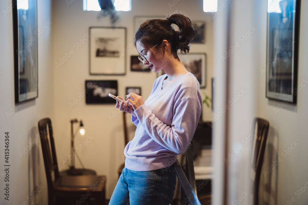 スマートフォンを使う女性 スマートフォンを使う女性
