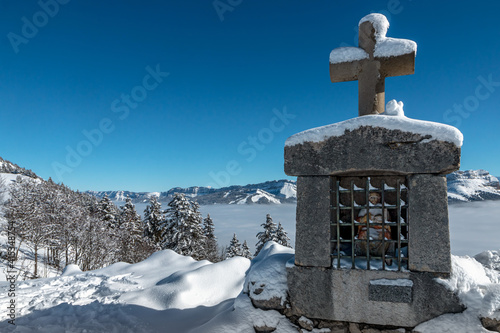 Petit oratoire en hiver , Massif de la Chartreuse , Alpes , France photo