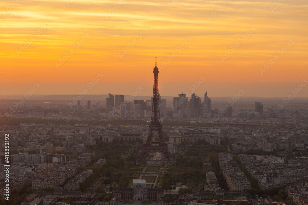 The entire Eiffel Tower in the evening.
