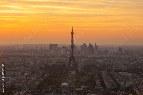 The entire Eiffel Tower in the evening. © KyuMok