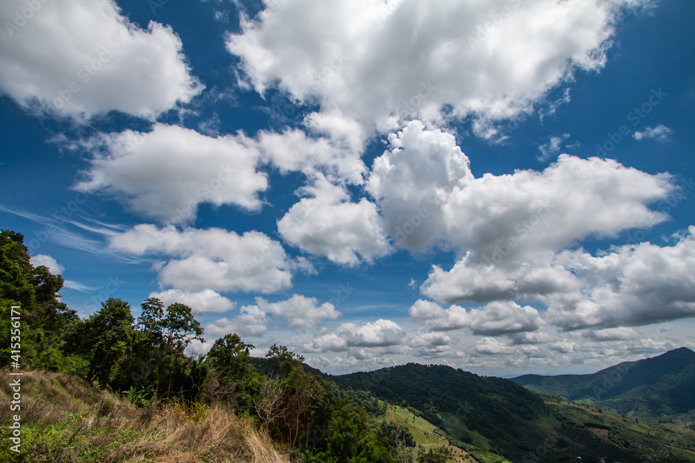 Fototapeta premium Beautiful mountain views against the sky with beautiful clouds.
