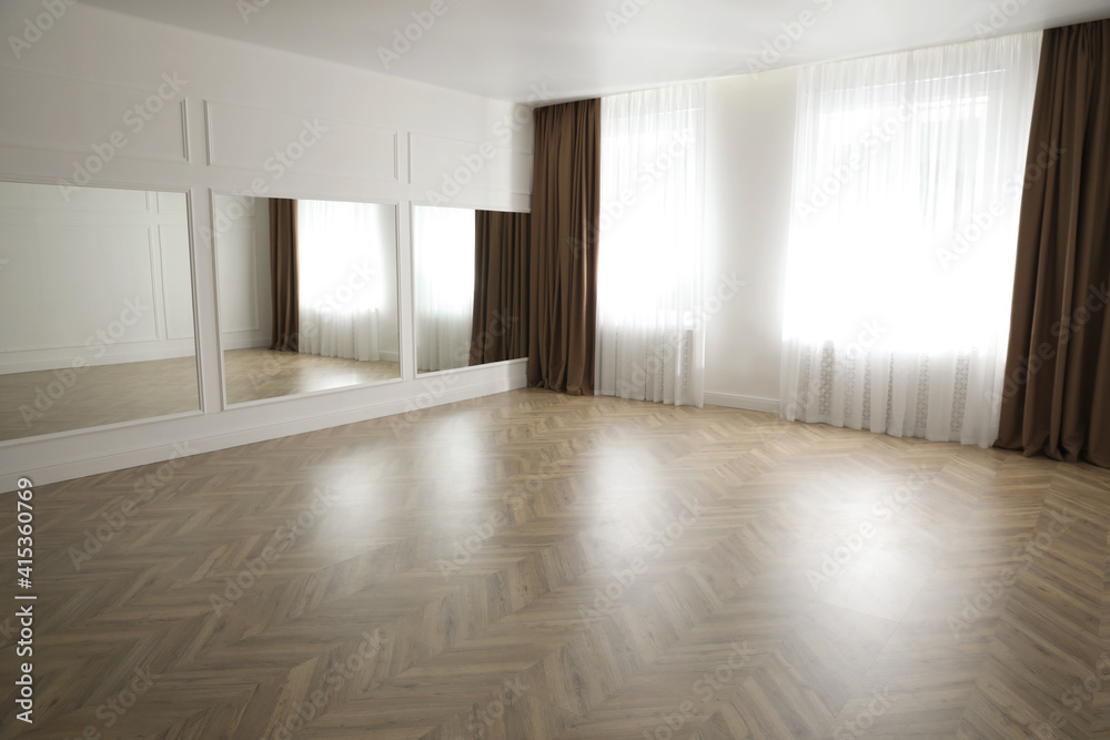 Fototapeta premium Parquet floor in light spacious empty room