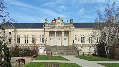 Le palais de justice d’Auxerre est dû à M. Piéplu, architecte du département de l’Yonne, et a été inauguré le 6 novembre 1865.