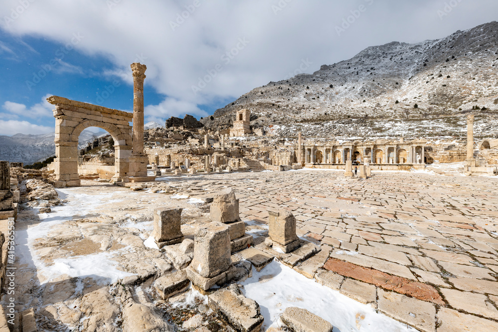 Obraz premium Gymnasium.Welcome to Sagalassos. Isparta, Turkey.To visit the sprawling ruins of Sagalassos, high amid the jagged peaks of Akdag, is to approach myth: the ancient ruined city set in stark.