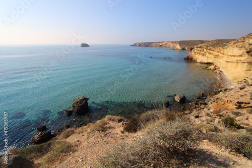 Mar y línea de costa con rocas y acantilados. Paisaje Protegido de la Sierra de las Moreras, Mazarrón (Murcia-España).