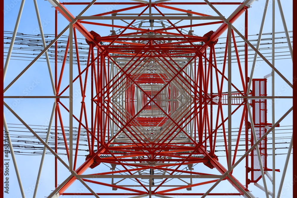  	下から見た赤い鉄塔
