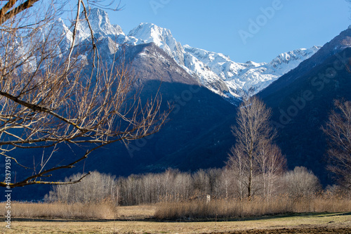 Pian di Spagna con montagne innevate