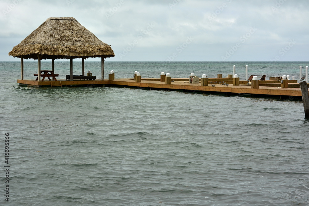 Paisajes y localizaciones de la pequeña isla de coral Cayo Caulker, situada en el mar Caribe, en las costas de Belize Paisajes y localizaciones de la pequeña isla de coral Cayo Caulker, situada en el mar Caribe, en las costas de Belize