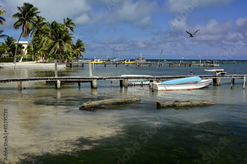Paisajes y localizaciones de la pequeña isla de coral Cayo Caulker, situada en el mar Caribe, en las costas de Belize photo