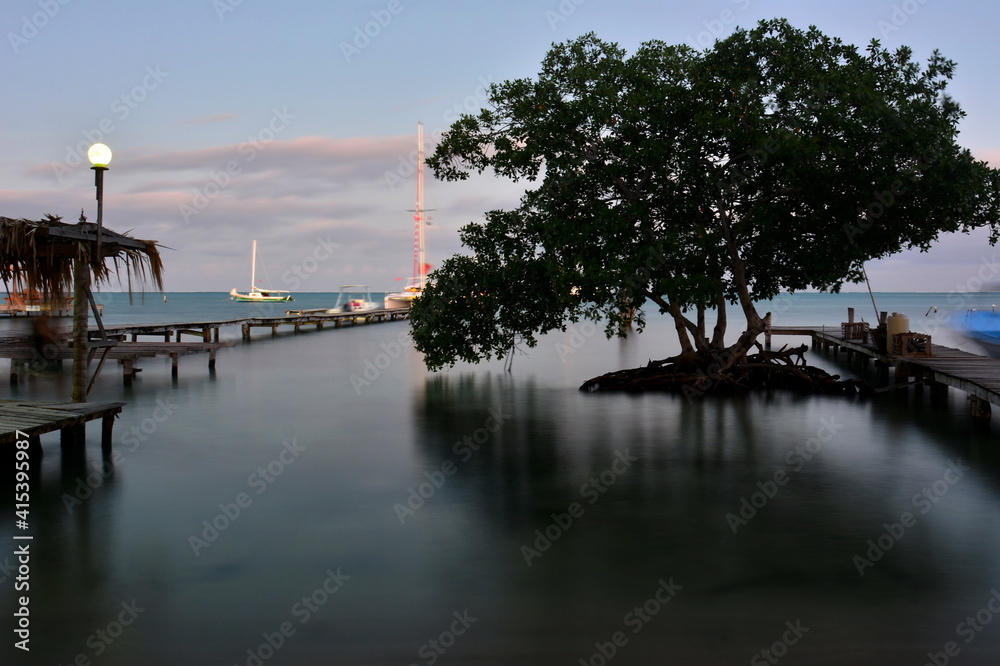 Paisajes y localizaciones de la pequeña isla de coral Cayo Caulker, situada en el mar Caribe, en las costas de Belize