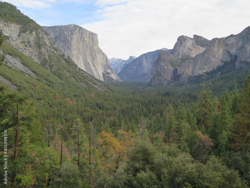 Fototapeta premium the Tunnel View in the Yosemite National Park, left: El Capitan, centre: Half Dome, right: Bridalveil Fall, in California in the month of November, USA