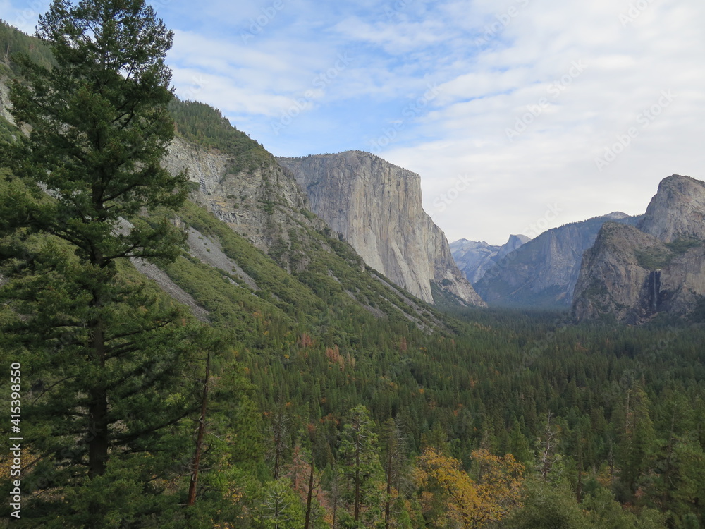 the Tunnel View in the Yosemite National Park, left: El Capitan, centre: Half Dome, right: Bridalveil Fall, in California in the month of November, USA