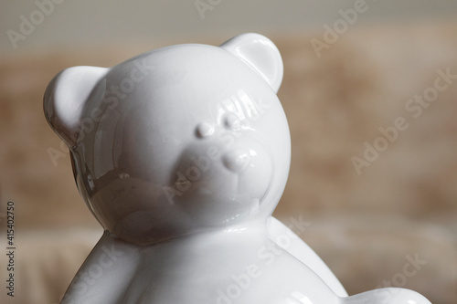 Obraz na płótnie Twarz porcelanowego misia w salonie