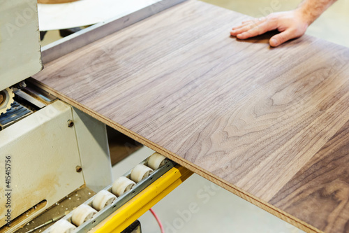 Fotografie Manufacturing of high quality veneer furniture