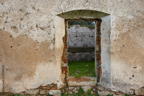 Entrance of an abandoned structure. © Eduardo Estellez