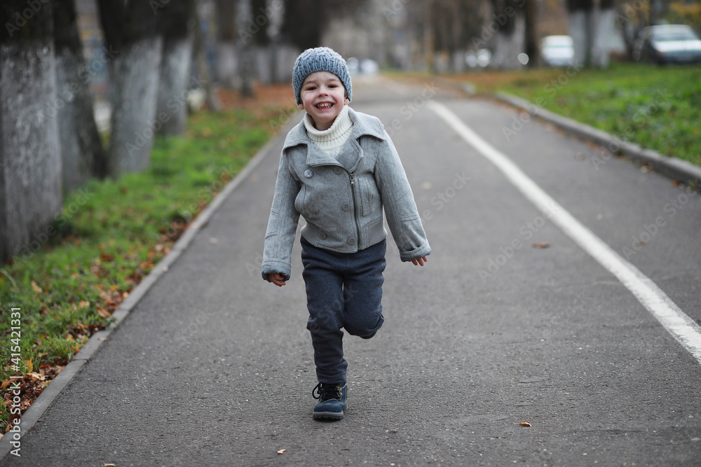Fototapeta premium Children walk in the autumn park
