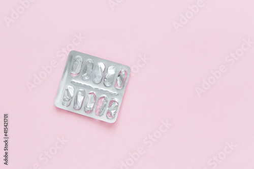 Foto Blank packaging from pills on pink background