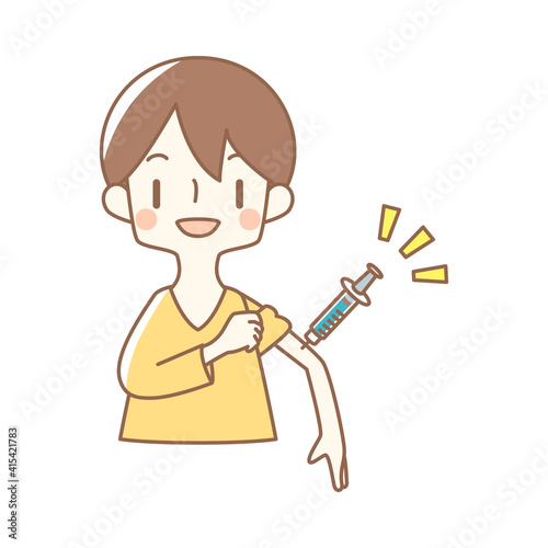 
笑顔で注射を打っている男性
