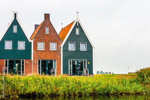 Volendam to miasto w Holandii Północnej w Holandii. Kolorowe domy parku morskiego w Volendam. Holandia Północna, Holandia ..