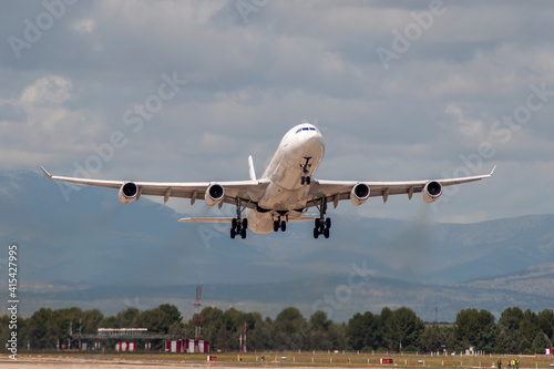 Avión de línea A340 cuatrimotorr despegando de Madrid Barajas