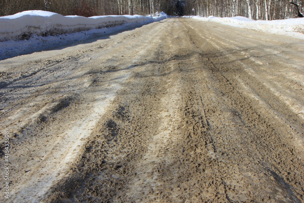 the surface of the road, sprinkled with river sand to prevent slipping