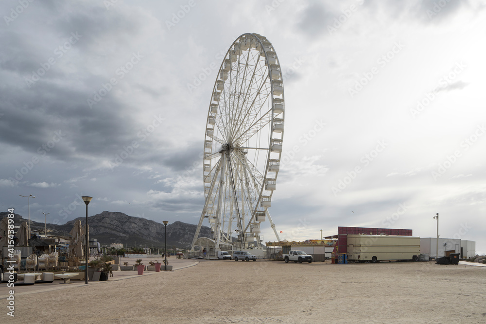 The panoramic wheel of marseille is deserted and is not used because of covid 19