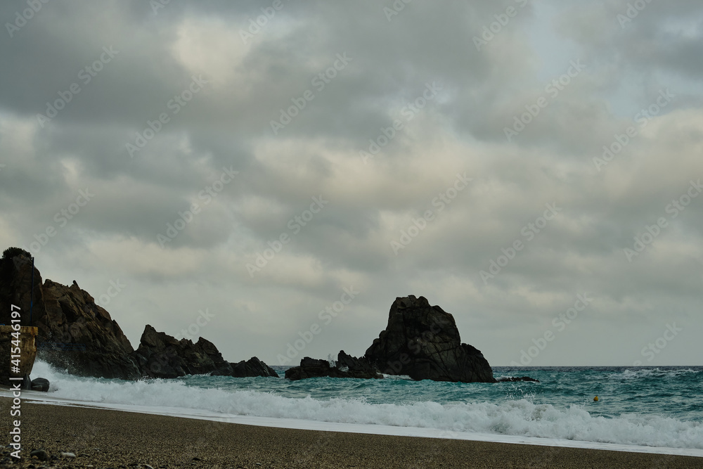 Mare agitato sulla scogliera - Pietragrande - Calabria - Italia