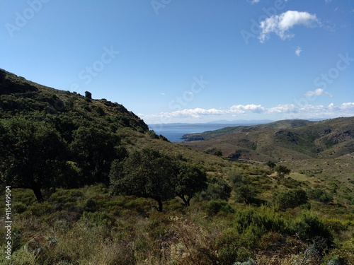 Entre montañas con el mar al fondo