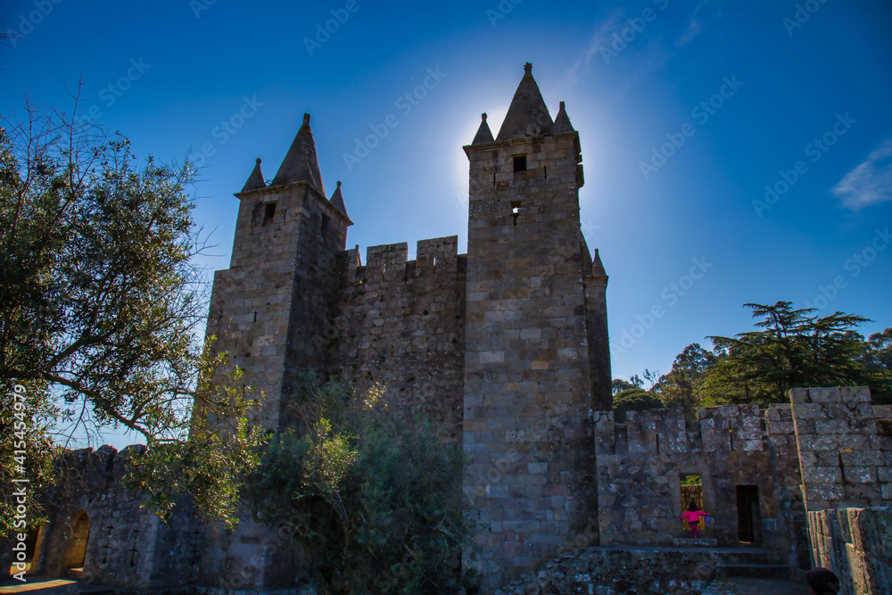 Vista de las torres, murallas y demás elementos arquitectónicos del castillo portugués de Santa Maria da Feira