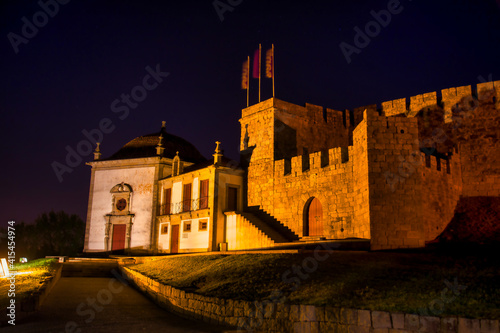 Vista nocturna de las torres, murallas y demás elementos arquitectónicos del castillo portugués de Santa Maria da Feira