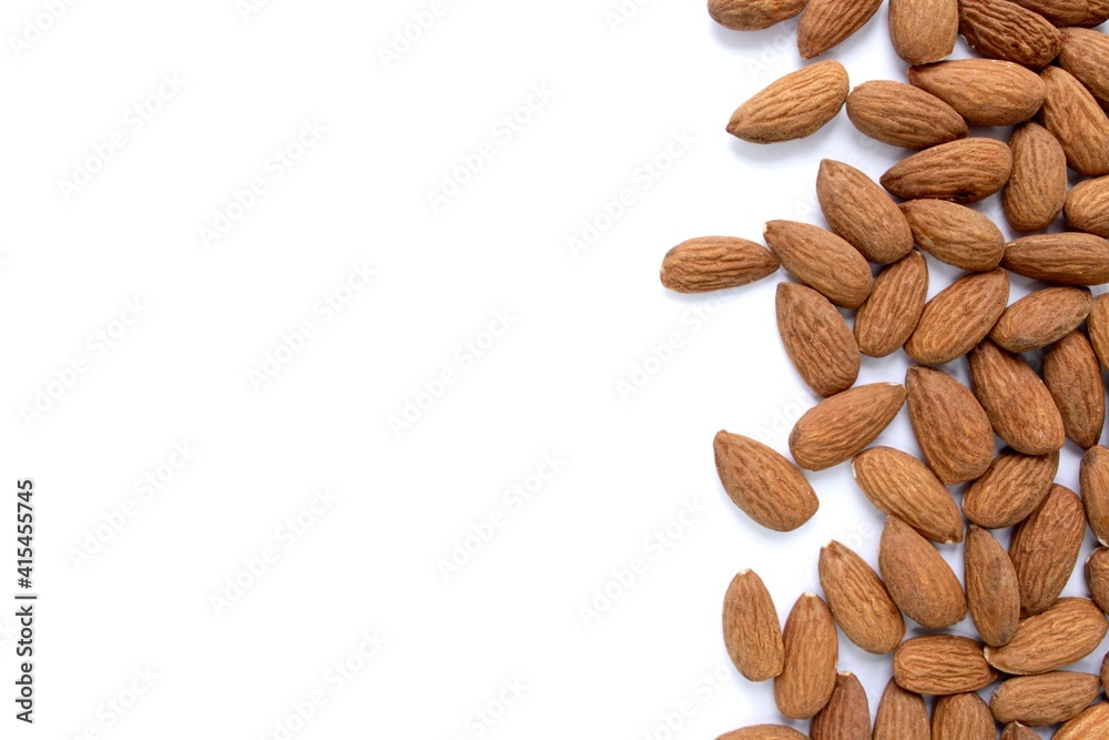 Obraz premium almonds isolated on white